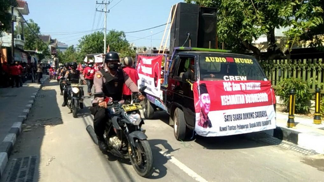 Kader PDIP menggelar aksi di Mapolres Bojonegoro, Jumat (8/10). Foto: Dok. Istimewa