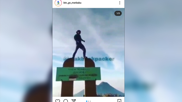 Tangkapan layar akun Instagram milik Taman Nasional Gunung Merbabu yang memperlihatkan video pendaki yang menaiki tugu triangulasi Puncak Merbabu.