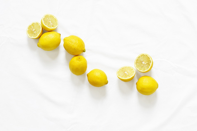 Lemon adalah salah satu buah yang mengandung unsur asam. Foto: Pixabay