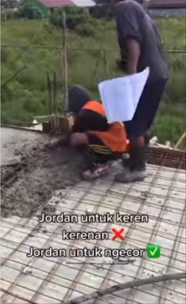 Heboh video seorang kuli bangunan pakai sepatu mahal saat ngecor. (Foto: Instagram/@denpasarnow)