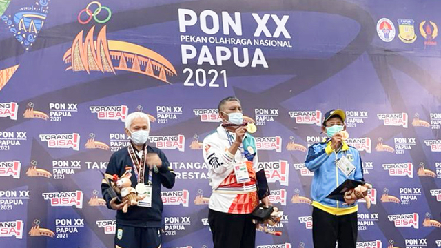 Grand Master Cerdas Barus, atlet Catur Papua menerima medali emas pada nomor kategori catur cepat 25 menit. (Dok Percasi Papua) 