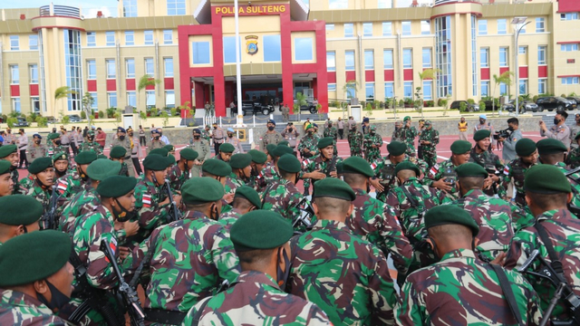 Pelepasan prajurit TNI yang bermarkas di Jabung Malang Jawa Timur ini dipimpin langsung Kapolda Sulawesi Tengah Irjen Pol Rudy Sufahriadi di lapangan apel Polda Sulteng, Jumat (8/10) sore. Foto: Satgas Madago Raya