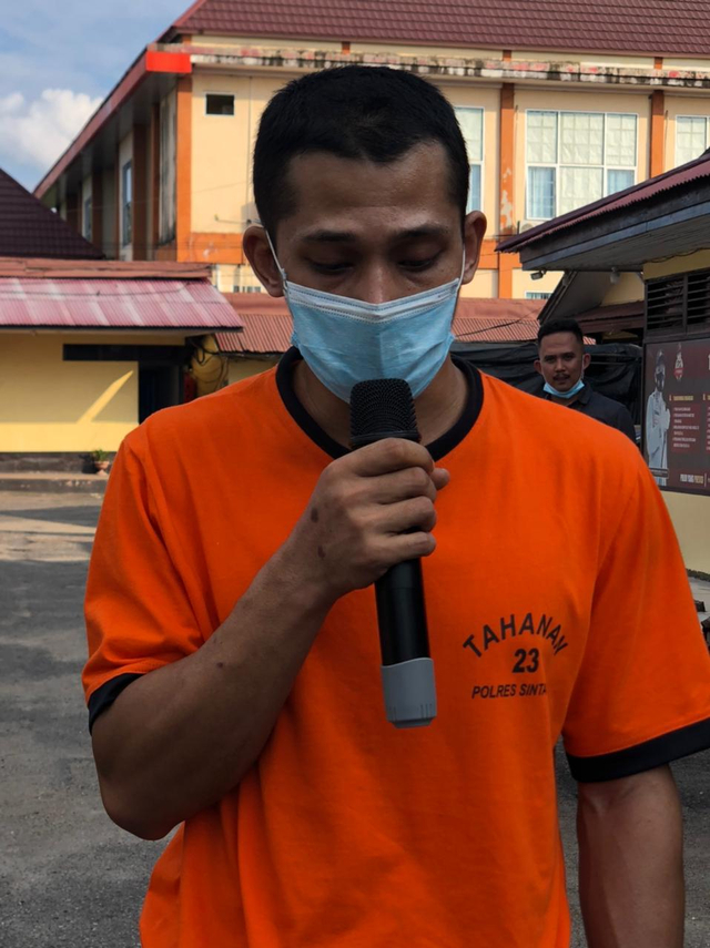 Pelaku pembunuhan satu keluarga di Solam Raya yakni RA, meminta maaf lagi pada keluarga korban usai rekonstruksi di Mapolres Sintang. (Foto: Yusrizal/Hi! Pontianak)