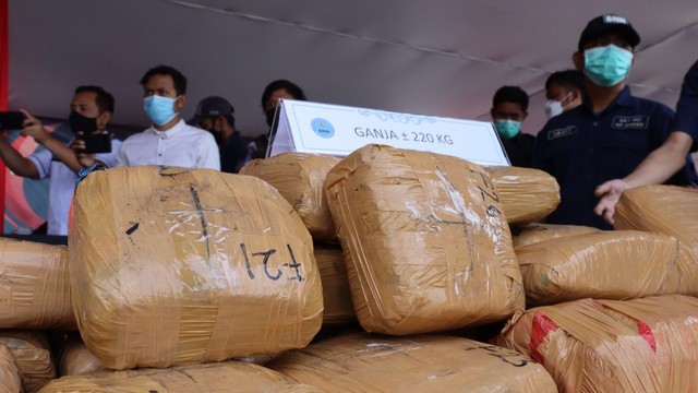 Pemusnahan barang bukti narkotika jenis ganja di Plaza Rakyat, Ngamprah, Bandung Barat, Sabtu (8/10). Foto: Dok. Istimewa