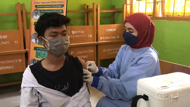 SEORANG pelajar di Pekanbaru saat menjalani vaksin. (FOTO: SELASAR RIAU/LARAS OLIVIA)