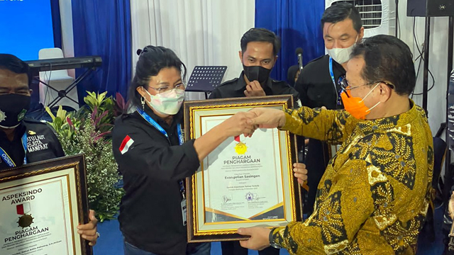 Bupati Kepulauan Sitaro, Evangelian Sasingen, menerima penghargaan dari Asosiasi Pemerintah Daerah Kepulauan dan Pesisir Seluruh Indonesia (Aspeksindo)