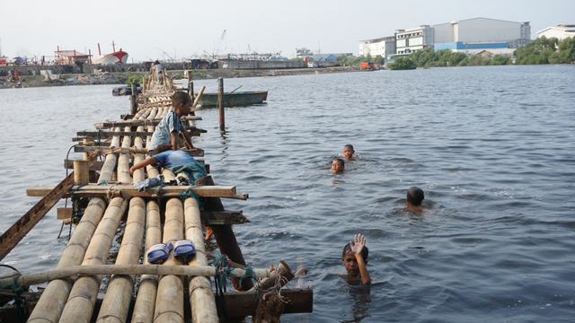 Sejumlah bocah berenang di perairan Teluk Jakarta, Jumat (8/10). Foto: Jamal Ramadhan/kumparan