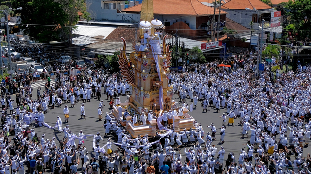 Ratusan warga mengiringi arak-arakan bade atau menara usungan jenazah Ida Pedanda Nabe Gede Dwija Ngenjung saat upacara Ngaben di kawasan Sanur, Denpasar, Bali, Jumat (8/10/2021). Foto: Nyoman Hendra Wibowo/ANTARA FOTO