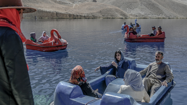 Orang-orang duduk di atas perahu dayung untuk berkendara di danau Band e-Amir di Provinsi Bamiyan, Afghanistan. Foto: BULENT KILIC/AFP
