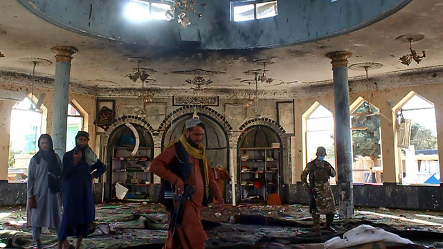 Pasukan Taliban menyelidiki dalam masjid Syiah setelah serangan bom bunuh diri di Kunduz, Afghanistan, Jumat (8/10). Foto: AFP