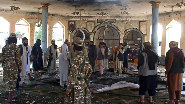 Pasukan Taliban menyelidiki dalam masjid Syiah setelah serangan bom bunuh diri di Kunduz, Afghanistan, Jumat (8/10). Foto: AFP