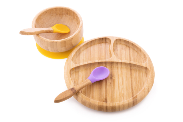 Peralatan makan bayi dari kayu. Foto: Shutterstock