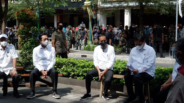 Presiden Joko Widodo resmikan pemberian bantuan tunai untuk pedagang kaki lima dan warung kecil dimulai di Malioboro, Yogyakarta.  Foto: Arfiansyah Panji Purnandaru/kumparan