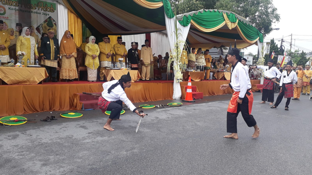 Atraksi silat Sendeng 12 pada saat perayaan HUT Kotawaringin Barat beberapa tahun lalu. Foto: IST/InfoPBUN