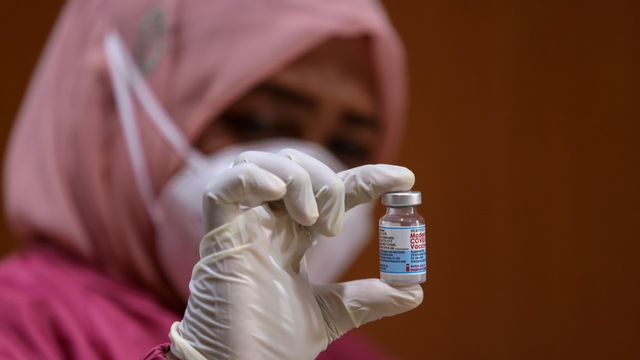 Petugas kesehatan menunjukkan vaksin Moderna. Foto: Abdul Hadi/acehkini 
