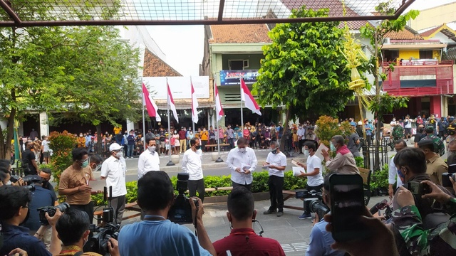 Presiden Jokowi saat berkunjung ke Yogyakarta untuk membagikan bantuan, Sabtu (9/10/2021). Foto: Eva M/Tugu Jogja