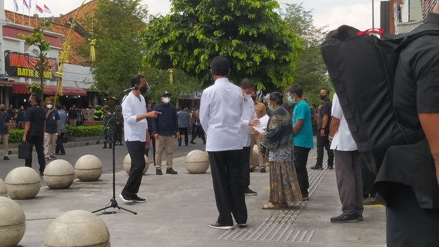 Jokowi Beri Bantuan Rp 1,2 Juta untuk PKL: Kurang Ndak? (243746)