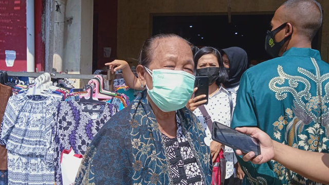 Jokowi Beri Bantuan Rp 1,2 Juta untuk PKL: Kurang Ndak? (243747)