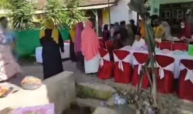 Viral momen rombongan pengiring pengantin di Banyuwangi salah masuk rumah saat antar seserahan. (Foto: Instagram/@banyuwangi_hitss)