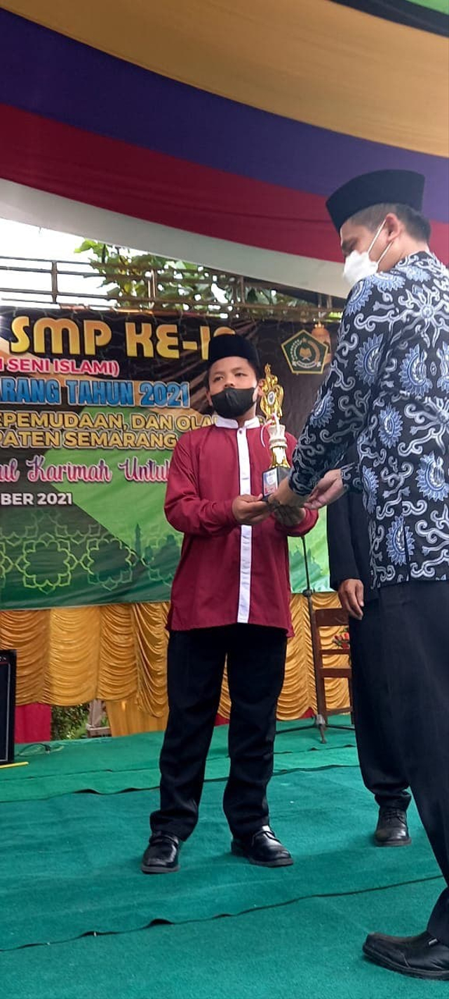 Sosok Takbir saat prosesi penyerahan piala juara di SMPN 1 Bringin, Kabupaten Semarang.