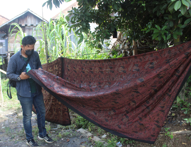 Pengunjung melihat batik yang diproduksi di Sanggar Batik Zhorif, Kota Jambi. (M Sobar Alfahri/Jambikita)