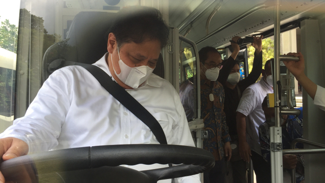 Menko Perekonomian Airlangga Hartarto menyetir bus listrik di UGM, Sabtu (9/10). Foto: Arfiansyah Panji Purnandaru/kumparan