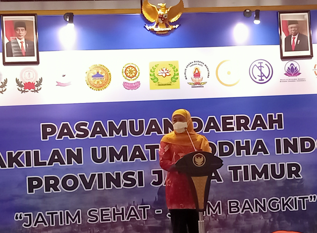 Gubernur Jatim Khofifah Indar Parawansa dalam acara Pasamuan Daerah Perwakilan Umat Buddha Indonesia Jawa Timur (Walubi Jatim), Sabtu (9/10). Foto: Masruroh/Basra