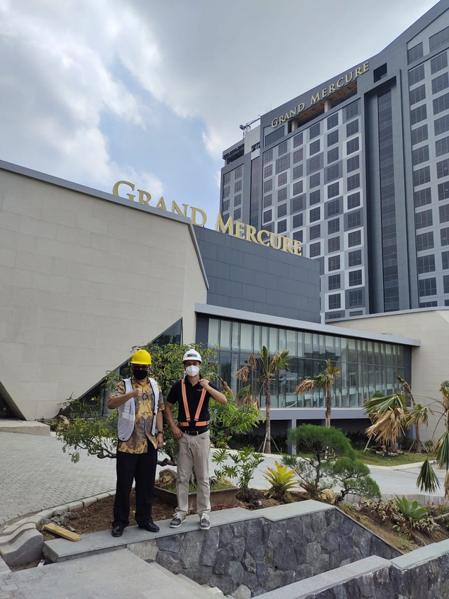 Konsultan Komunikasi Dr Aqua Dwipayana bersama ownner Hotel Grand Mercure Malang Mirama, Yohan Setia, beberapa waktu lalu. dok