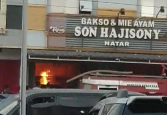 Situasi saat terjadi kobaran api di dapur gerai Bakso Son Haji Sony Natar, Lampung Selatan, Sabtu (9/10) | Foto : Ist