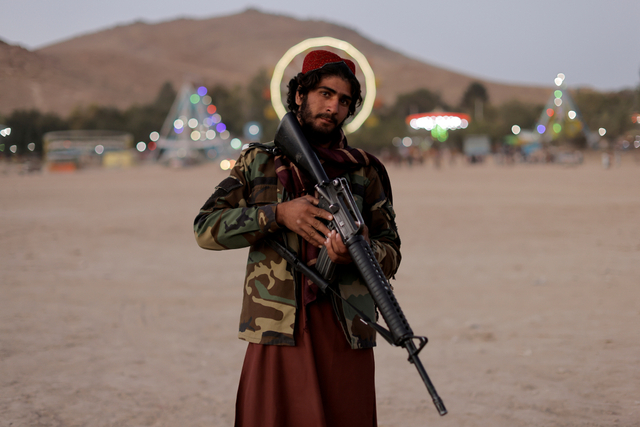 Anggota Taliban saat mengunjungi taman hiburan di waduk Qargha Kabul, di pinggiran Kabul, Afghanistan, Sabtu (9/10). Foto: Jorge Silva/REUTERS