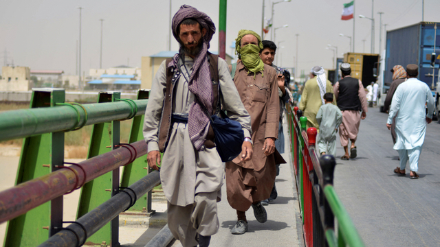 Warga Afghanistan berjalan menuju perbatasan Afghanistan-Iran di Zaranj. Foto: JAVED TANVEER/AFP