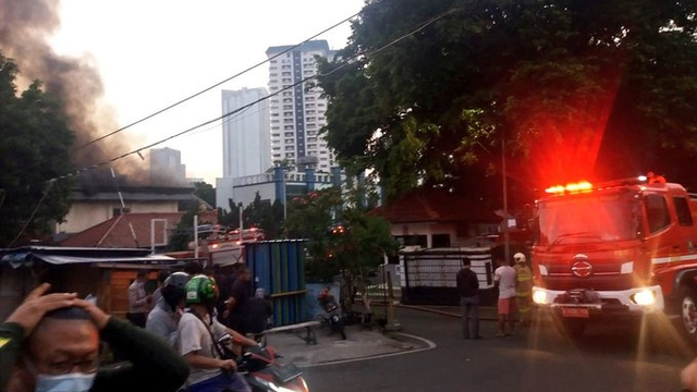 Kebakaran Gedung Farmasi RS Mintohardjo, Tanah Abang, Jakarta Pusat, Minggu (10/10). Foto: Twitter/@TMCPoldaMetro