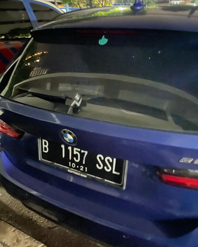 Sebuah mobil BMW yang menabrak petugas Polri saat pembatasan mobilitas PPKM Level 3 crowd free night di Jl. Sisingamangaraja, Jakarta Selatan. Foto: Instagram/@tmcpoldametro