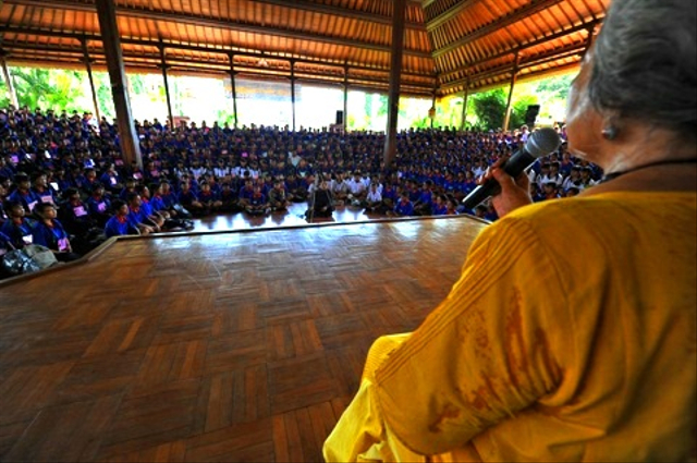 LK Suryani saat memimpin meditasi relaksasi massal untuk kesehatan mental (foto diambil sebelum masa pandemi-red) - Dok. Suryani Mental Health Institute