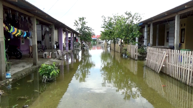 Kawasan perumahan deret nelayan di Desa Buhu, Kecamatan Talaga Jaya, Kabupaten Gorontalo yang masih terendam banjir luapan Danau Limboto. Minggu, (10/10/2021). Foto: Dok banthayo