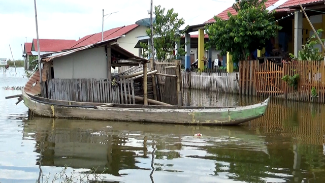 Kawasan perumahan deret nelayan di Desa Buhu, Kecamatan Talaga Jaya, Kabupaten Gorontalo yang masih terendam banjir luapan Danau Limboto. Foto: Dok banthayo
