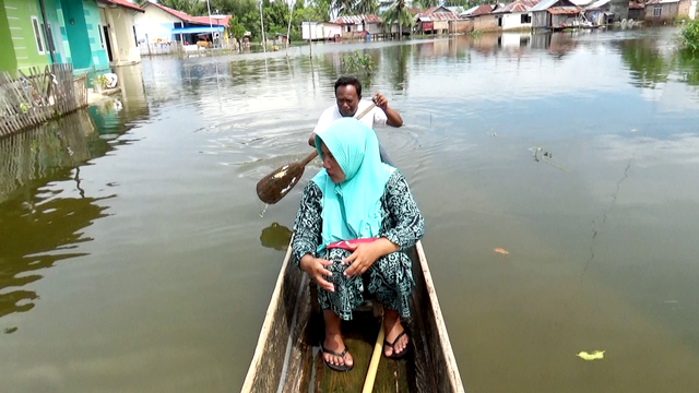 Untuk beraktifitas warga harus menggunakan perahu. Foto: Dok banthayo