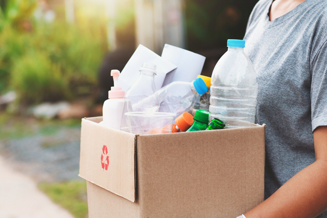 Daur ulang bisa menjadi solusi untuk mengurangi sampah yang terbuang. Foto: Shutterstock
