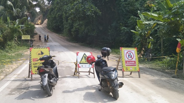 Buka tutup jalan diberlakukan di Jalan Trans Sulawesi Mamuju-Majene pada siang hari karena adanya pengerjaan jalan. Foto: Awal Dion/SulbarKini