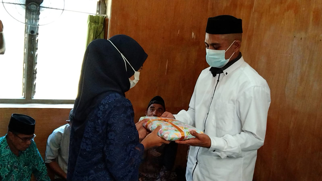 Foto: MH dan kekasihnya NSZ saat dinikahi di kantor Polres Flotim