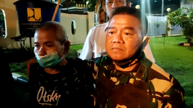 Brigjen TNI Junior Tumilaar saat menjemput Ari Tahiru dari tahanan Polresta Manado