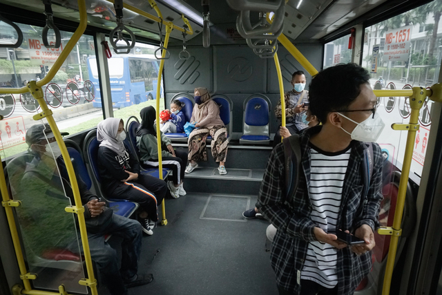 Penumpang berada di dalam Bus TransJakarta di Jalan Jenderal Sudirman, Jakarta, Minggu (10/10/2021). Foto: Iqbal Firdaus/kumparan