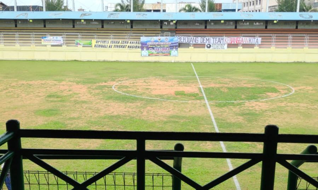 Pertandingan Liga 3 Zona Kalbar di Pontianak terpaksa dihentikan karena penonton memaksa masuk ke lapangan. Foto: Dok Hi!Pontianak