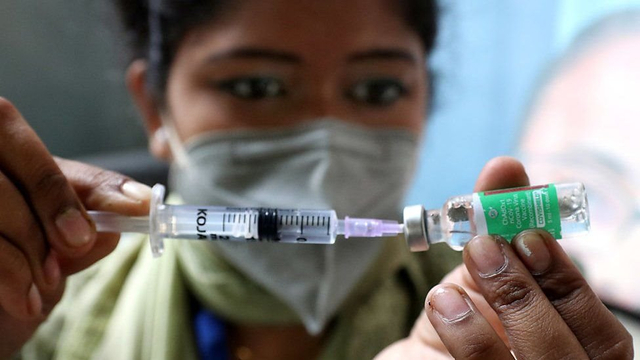 Para ahli khawatir akan populasi perempuan yang tingkat vaksinasinya 6% lebih kecil dari laki-laki, menurut data pemerintah.