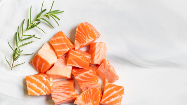 Ilustrasi potongan daging ikan salmon untuk MPASI bayi. Foto: Shutterstock