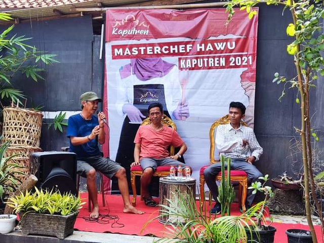 Panitia memberikan pembekalan jelang event MasterChef Hawu di Blok Kaputren, Desa Putridalem, Kecamatan Jatitujuh, Kabupaten Majalengka, Jawa Barat. FOTO: Erick Disy/CIREMAITODAY