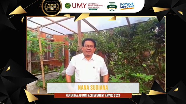 Direktur Pendayagunaan IZI Nana Sudiana Raih Alumni Achievement Award dari UMY 