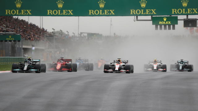 Suasana awal balapan Formula Satu (F1) Grand Prix Turki di Intercity Istanbul Park, Istanbul, Turki, Minggu (10/10/2021). Foto: Umit Bektas/Reuters