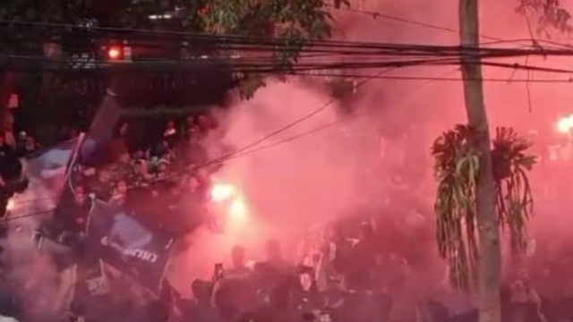 Bobotoh melakukan aksi di depan Graha Persib Bandung, Jalan Sulanjana, Kota Bandung, Jawa Barat, Minggu (10/10/2021). Foto: Bagus Ahmad Rizaldi/ANTARA