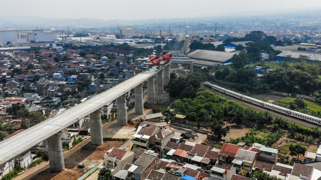 Proyek konstruksi kereta api cepat Jakarta-Bandung di Lembah Teratai, Kabupaten Bandung Barat, Jawa Barat, Minggu (8/8/2021). Foto: Raisan Al Farisi/ANTARA FOTO